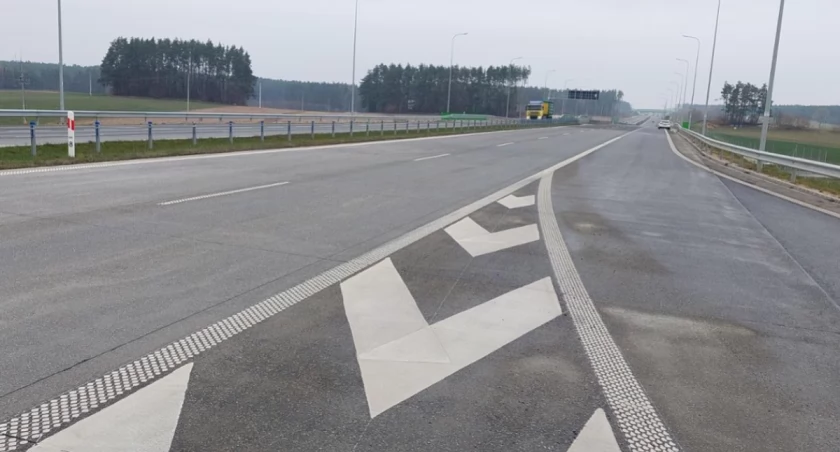Do połowy lipca będzie trwała wymiana betonowych płyt pomiędzy węzłem Kolno a miejscowością Kobylin