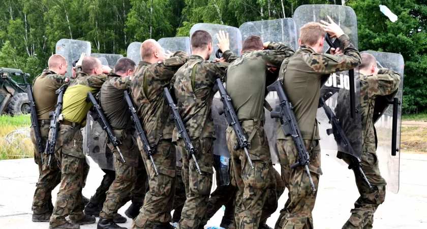 Żołnierze Wojska Polskiego przechodzą szkolenie prowadzone przez policjantów