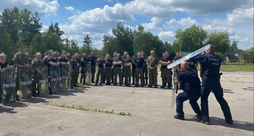 Strażnicy graniczni i żołnierze uczą się policyjnych taktyk