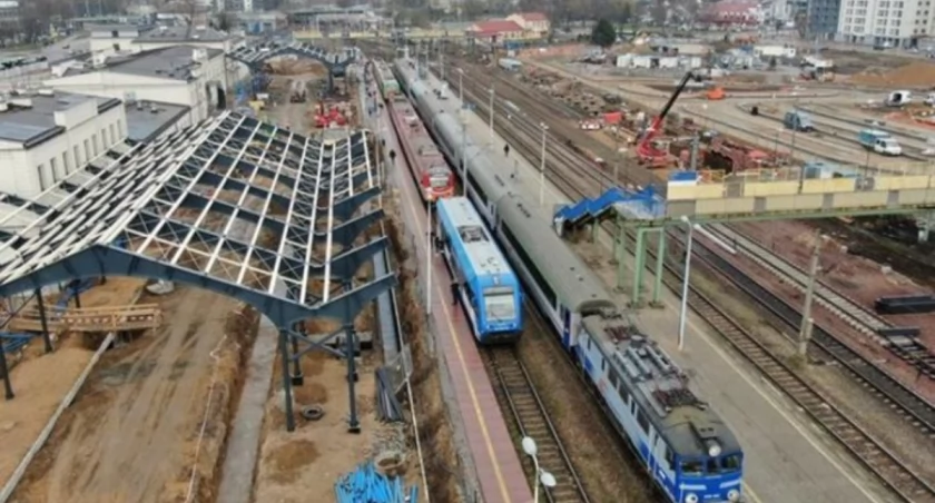 Dworzec kolejowy i węzeł intermodalny jeszcze przed Nowym Rokiem