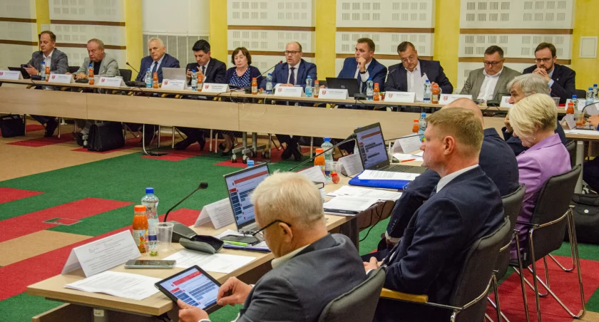 Zarząd województwa podlaskiego z wotum zaufania i z absolutorium za wykonanie budżetu