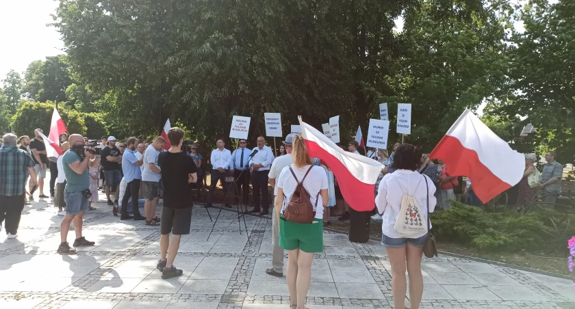 Kilkadziesiąt osób protestowało w Michałowie. Bo tablice godzą w Straż Graniczną