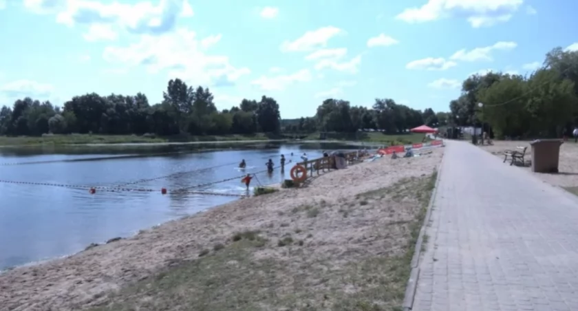 Chłodna woda przyda się w upalne dni. Plaża miejska w Supraślu znów otwarta