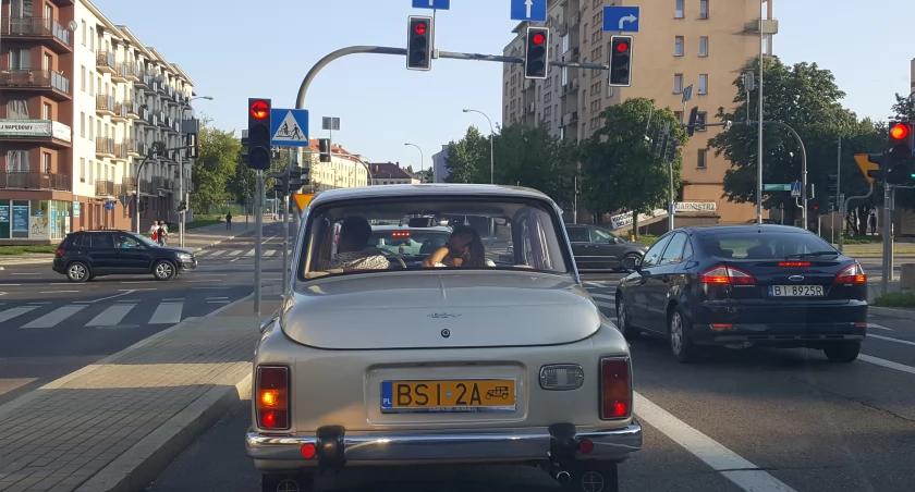 Po polskich ulicach jeździ dużo starych samochodów