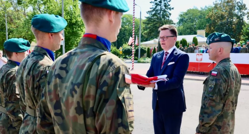 Szymon Hołownia przywiózł flagę żołnierzom. Nagadał się o szacunku dla munduru. W tym czasie poszukiwani byli opluwający żołnierzy