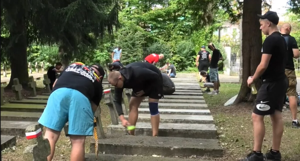 Przed rocznicą wojny polsko – bolszewickiej kibice Jagiellonii posprzątali groby polskich bohaterów