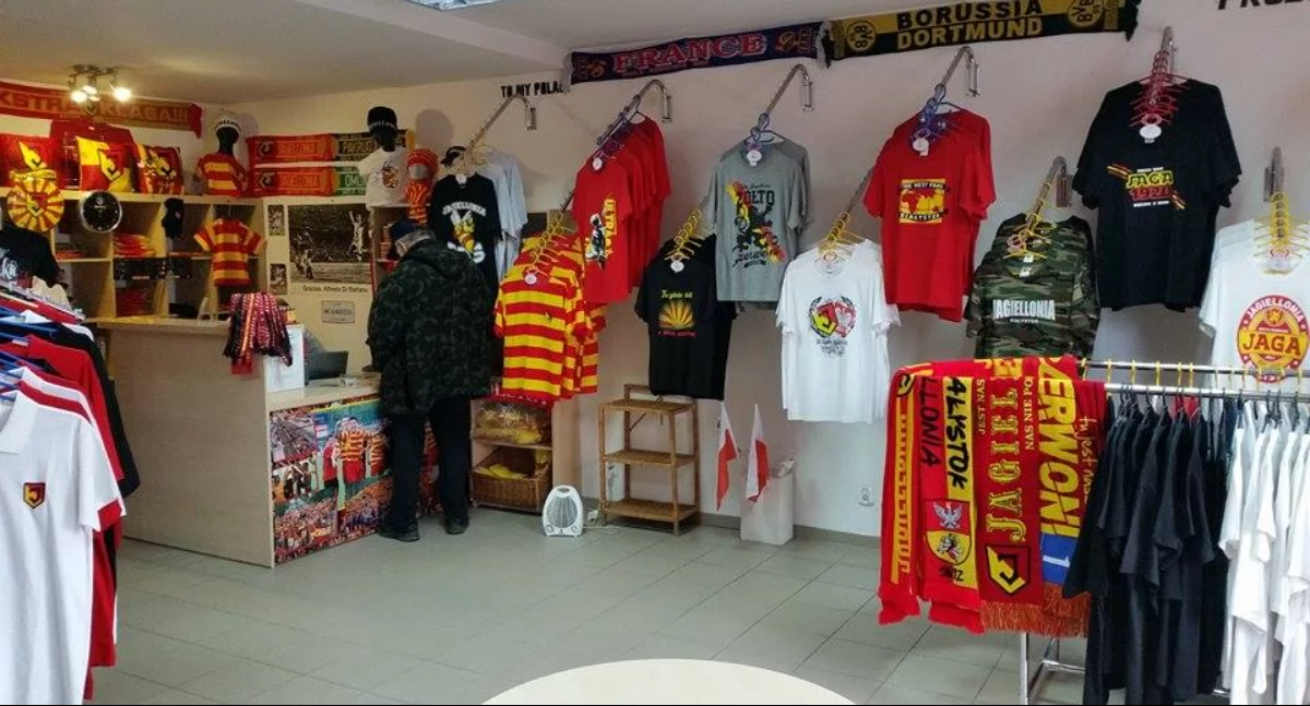 Dzięki kibicom sklepy zamknęły z zyskiem pierwsze półrocze