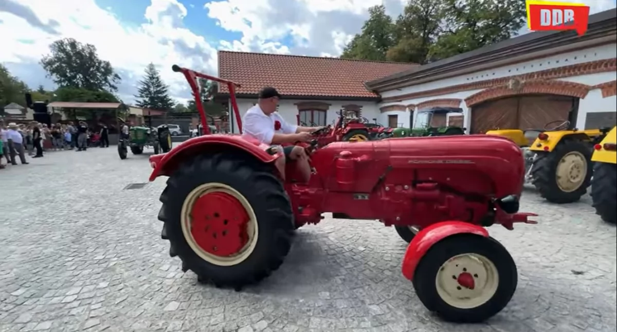 Zabytkowe ciągniki przejechały w paradzie. Wśród nich prawdziwy traktor Porsche