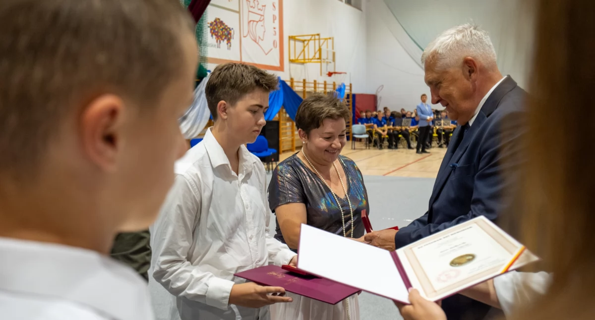 Uczniowie i nauczyciele otrzymali medale za pilność