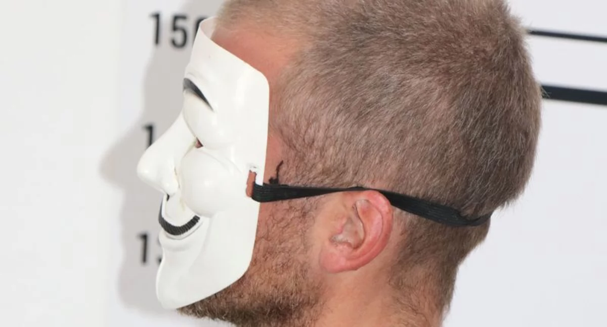 Do kradzieży nałożył maskę z filmu. Myślał, że policjanci go nie rozpoznają