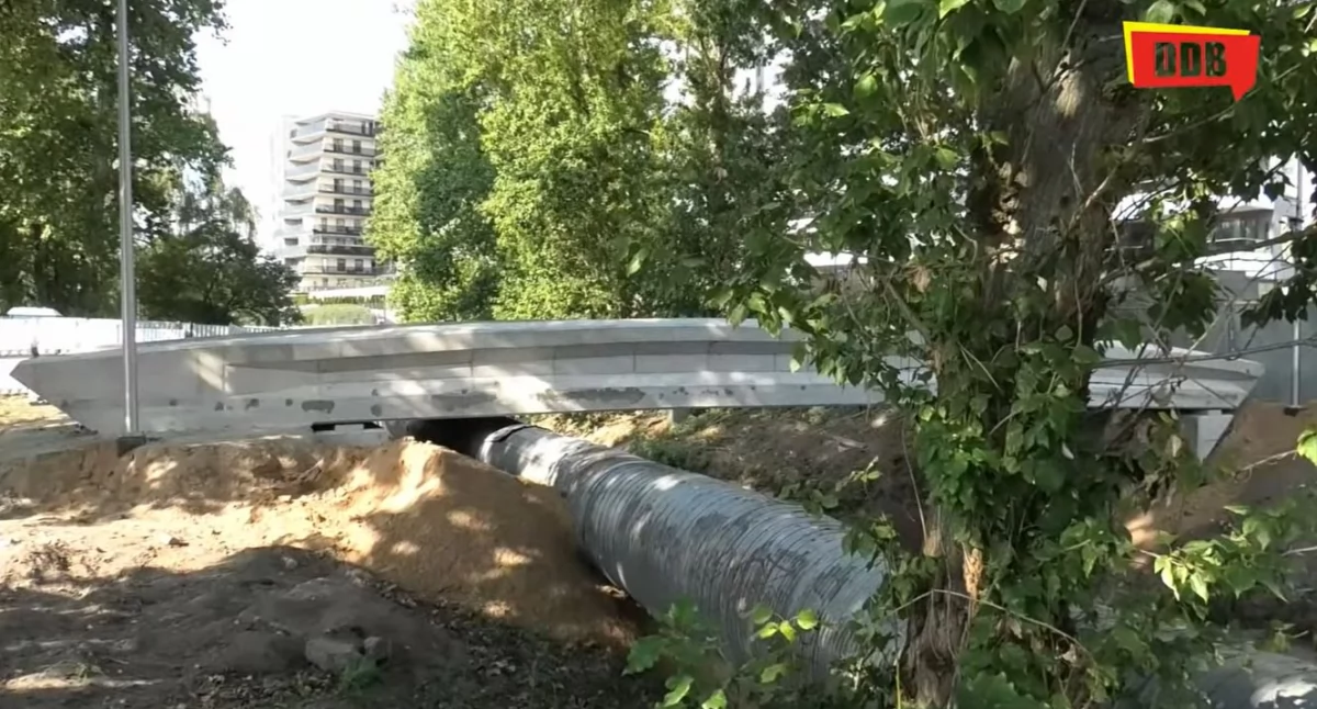 Mieszkańcy latami czekali na kładkę łączącą ulicę Jurowiecką i Włókienniczą. W końcu będą ją mieli. Prace mają się ku końcowi