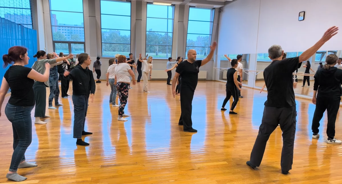 Wygląda jak medytacja z rozciąganiem, choć to sztuka walki. Tai Chi na Politechnice Białostockiej