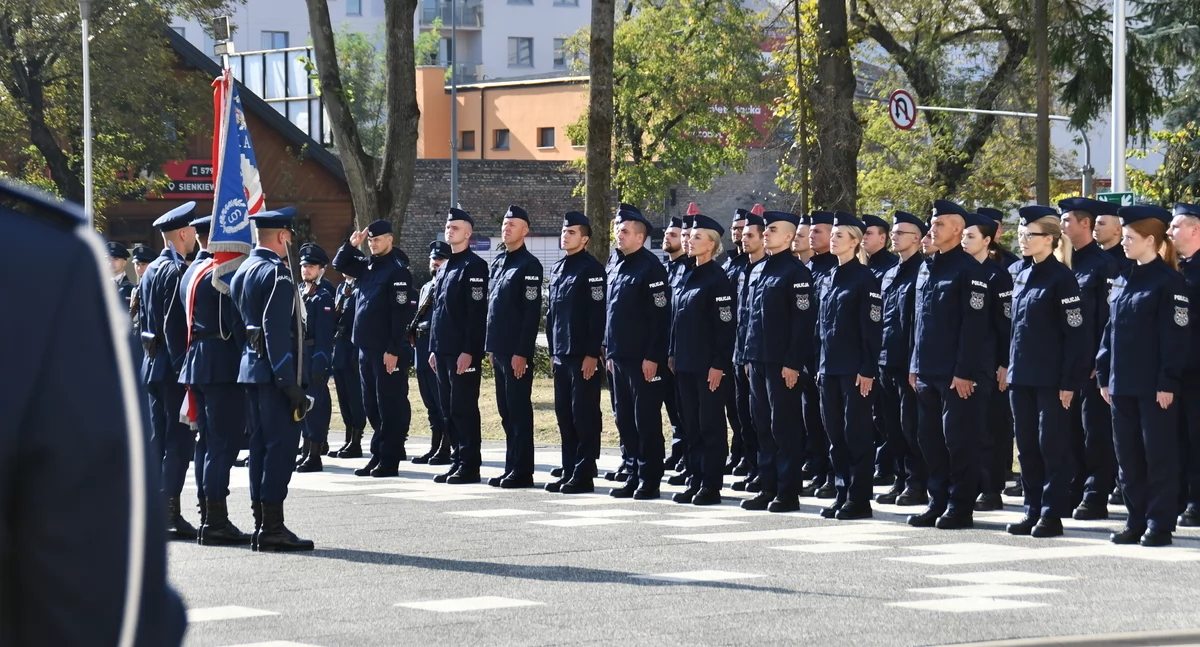 W szeregi Policji wstąpiło 50 nowych funkcjonariuszy. Przysięgli służyć wiernie Narodowi