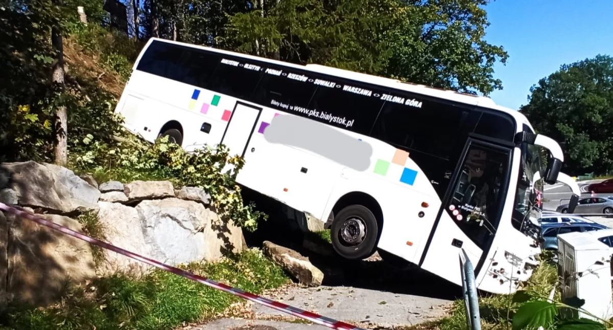 Autobus PKS Nova zsunął się ze skarpy w Zakopanem