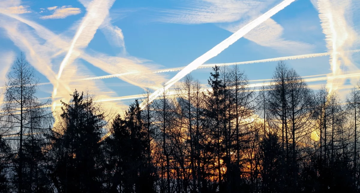 Smugi kondensacyjne są nam bardzo potrzebne. Tak w dzień, jak i w nocy