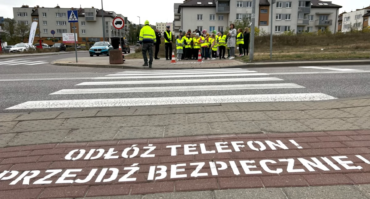 Białostocka Straż Miejska chce poprawić bezpieczeństwo pieszych. Przypomina o odłożeniu telefonu