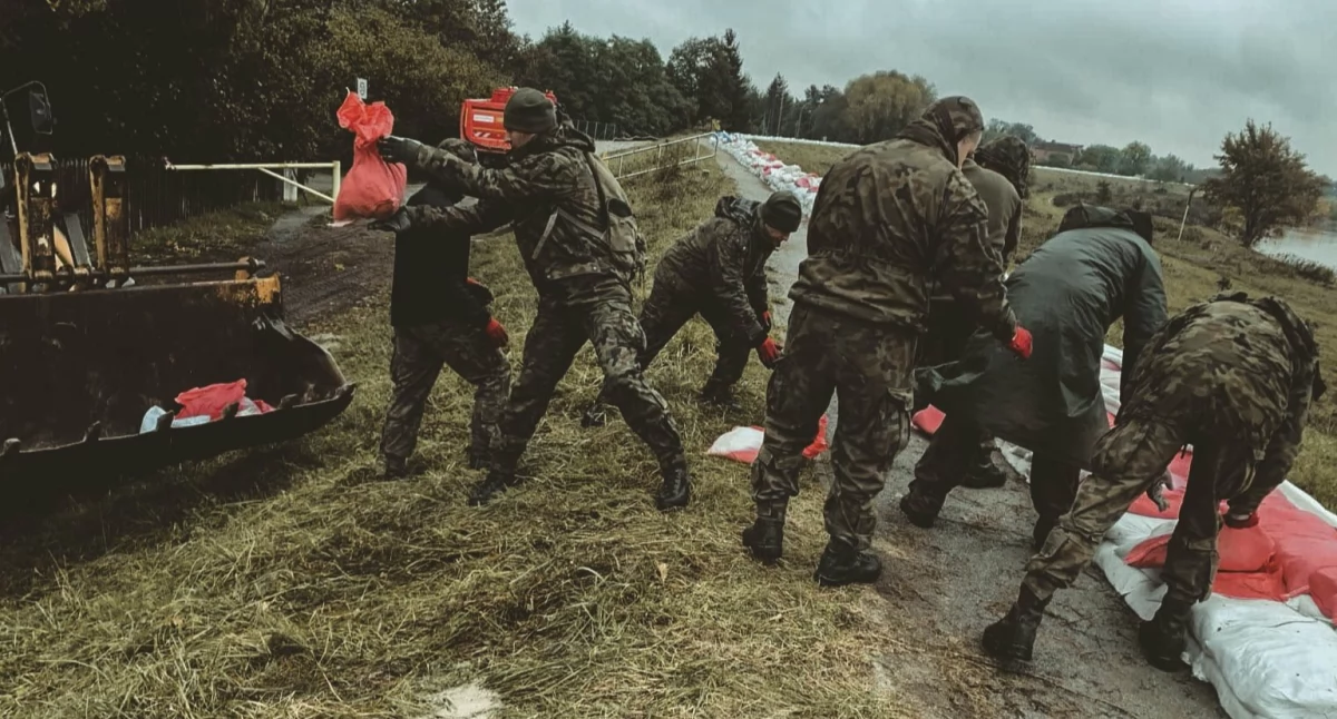 Trwa wielkie sprzątanie po powodzi. Pomagają w tym podlascy terytorialsi