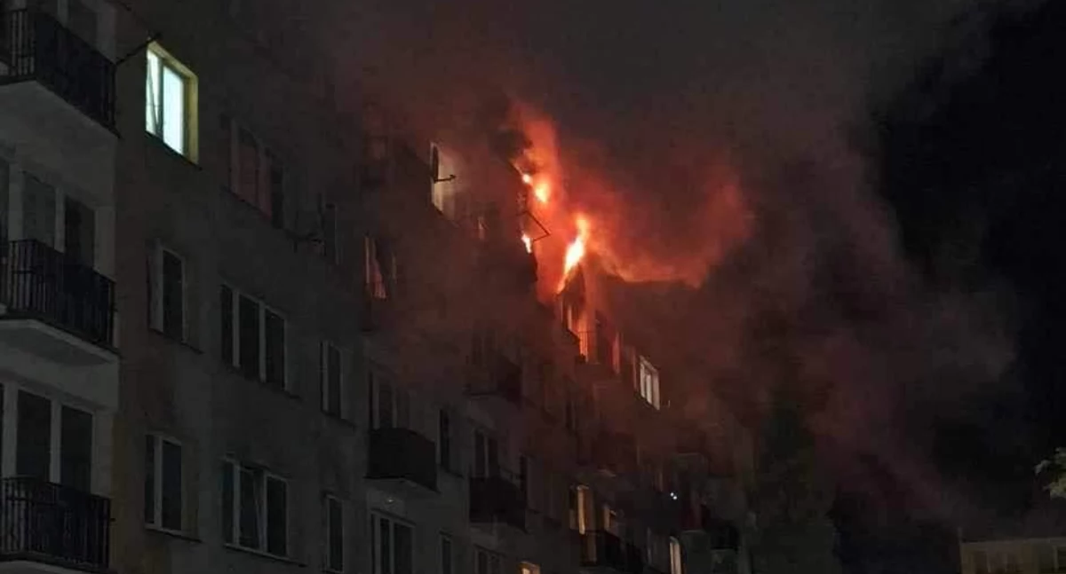 Strażacy z Czarnej Białostockiej i z Białegostoku gasili pożar w bloku. Uratowane dwie osoby i pies
