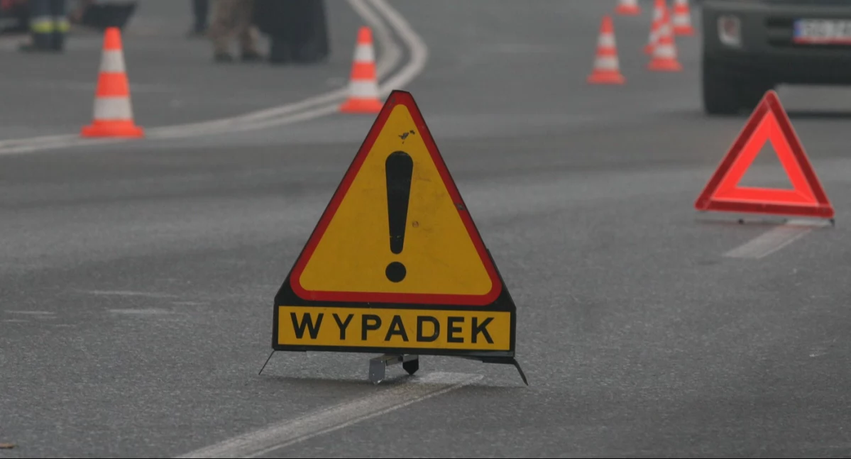 Dwa pojazdy omijały kałużę. Zderzyły się czołowo