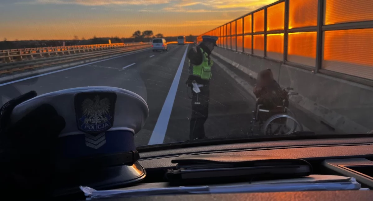 Policjanci z białostockiej drogówki zatrzymali na ekspresówce mężczyznę. Jechał wózkiem inwalidzkim