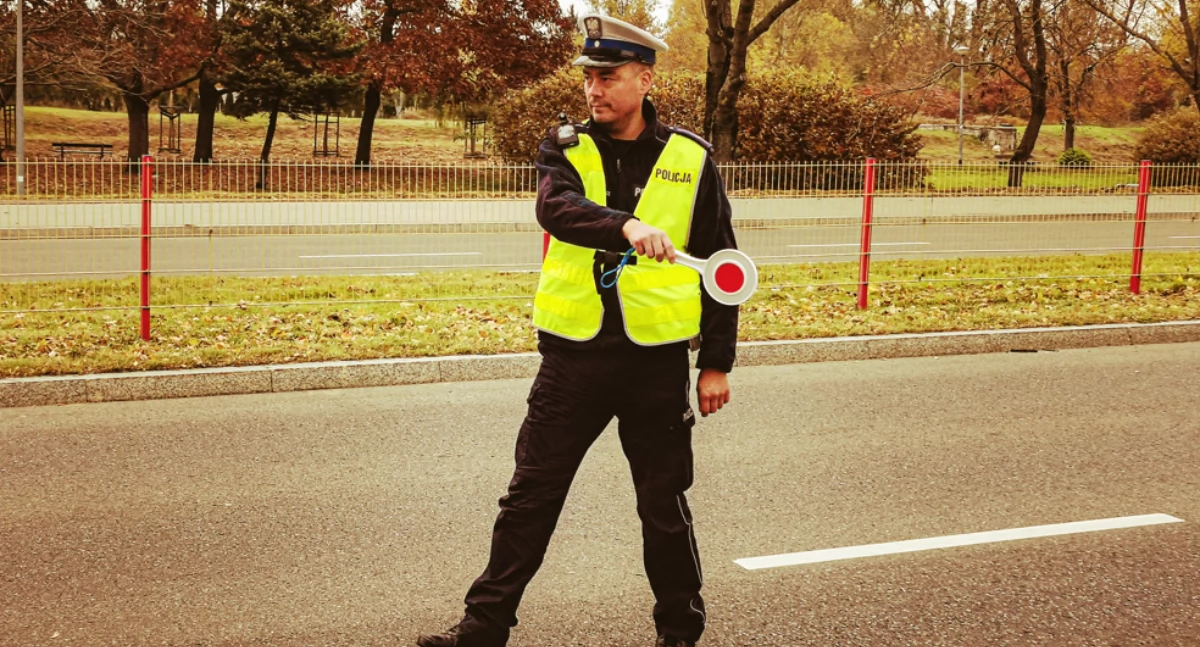 Kierowca koparki nie ustąpił pierwszeństwa policjantom. Nie miał prawa jazdy