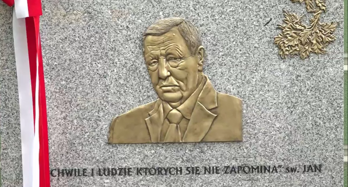 Tablice upamiętniające prof. Jana Szyszko i leśników wywiezionych na Syberię zdemontowane z siedziby Lasów Państwowych