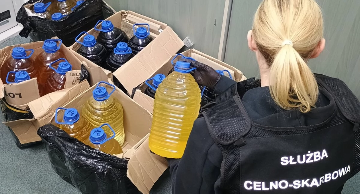 W przesyłkach kurierskich funkcjonariusze KAS wykryli 100 litrów nielegalnego alkoholu