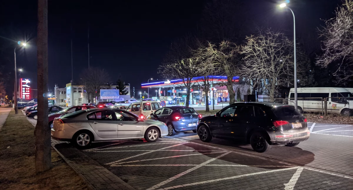 Przed długim weekendem miało nie być podwyżek na stacjach. Ale były