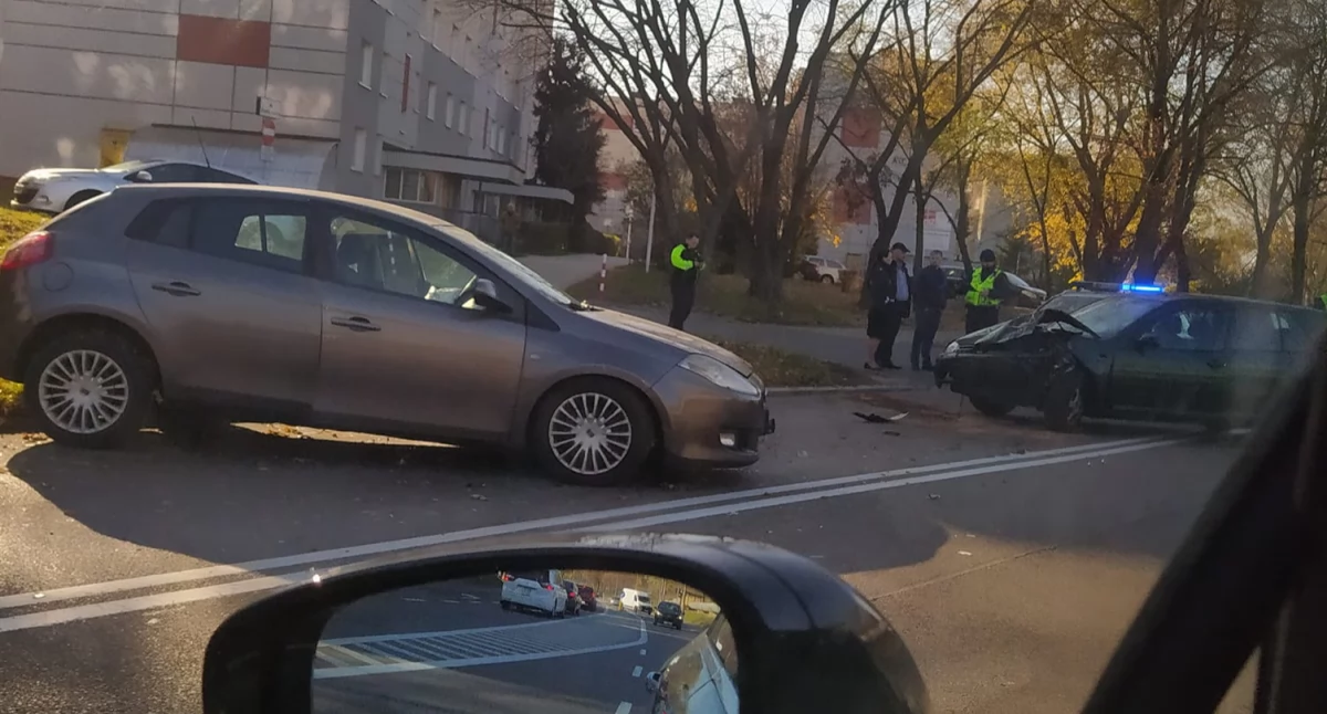 Kierowca osobówki nie ustąpił pierwszeństwa Policji. Mundurowy trafił do szpitala