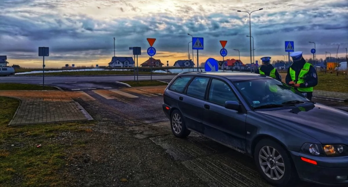 Jechał pijany i zepsuł mu się samochód. Potem przyjechała Policja