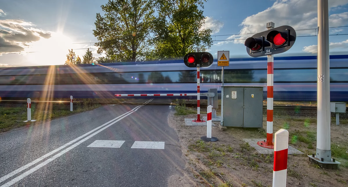 Rozpoczął się kolejny długi weekend. Kolejarze przypominają o bezpieczeństwie na przejazdach kolejowych
