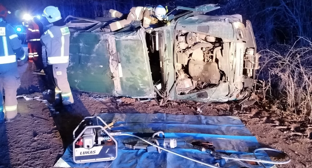 Pojazd służbowy Straży Granicznej z pięcioma osobami w środku dachował. Wszyscy trafili do szpitala 