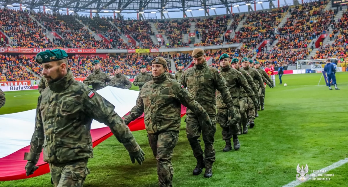 Patriotyczne akcenty pojawiły się na płycie boiska w przeddzień Święta Niepodległości