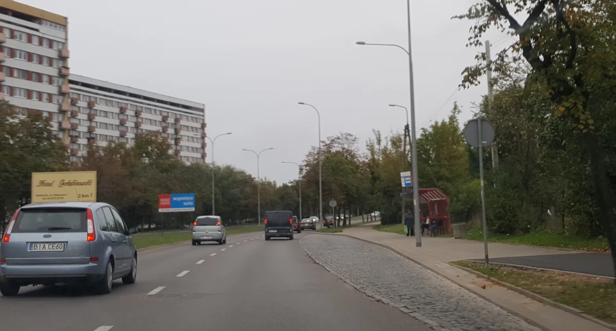 Rodzice powinni zmienić nawyki. Nie muszą koniecznie dowozić dzieci do szkół