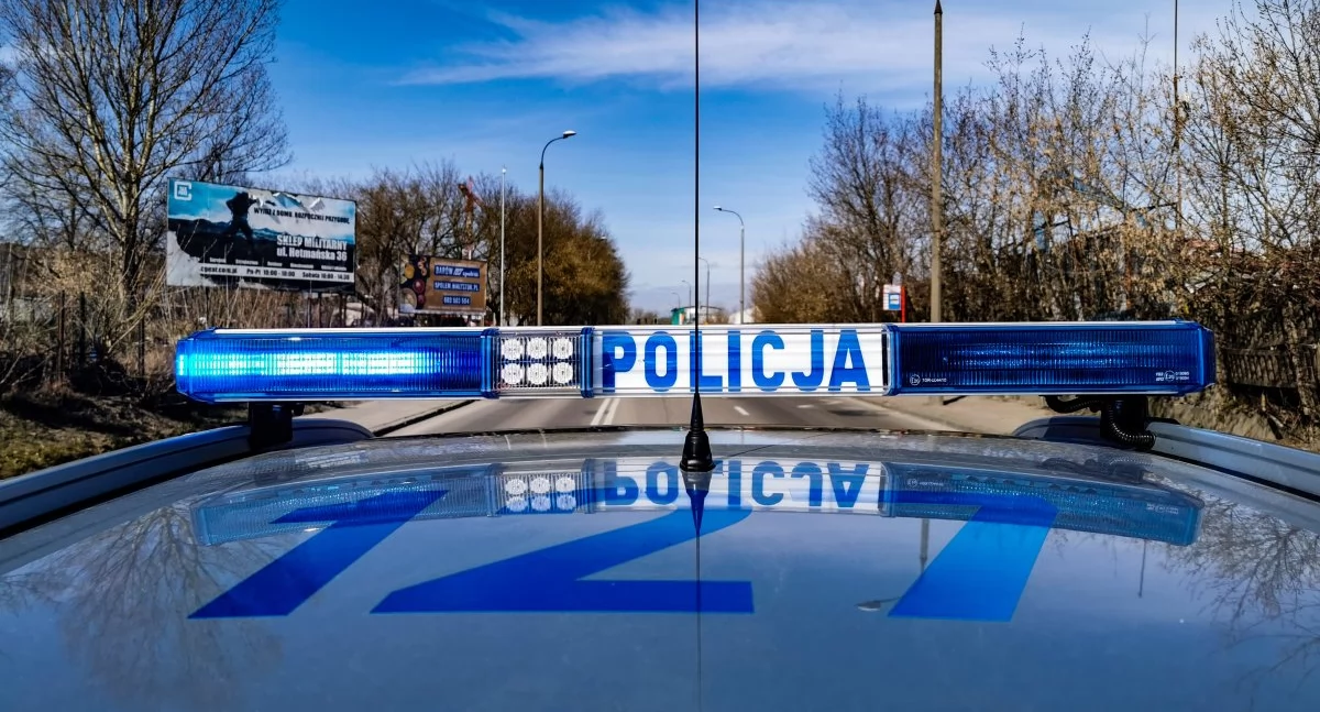 Mężczyznę w ostatniej chwili złapali strażacy i policjanci. Dzięki nim przeżył