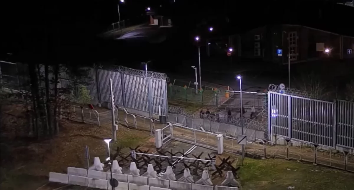 Nielegalni migranci usiłowali sforsować bramę zamkniętego przejścia w Białowieży