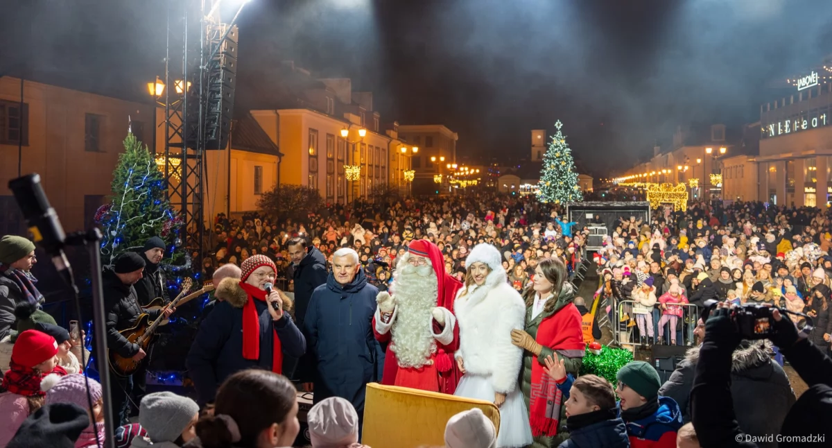 Święty Mikołaj zapalił lampki na miejskiej choince