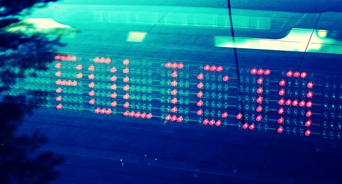 Nastolatek swoją niebezpieczną jazdę zakończył na garażu