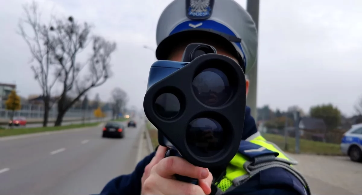Nieletni kierowca uciekał przed policją - auto uderzyło w garaż [WIDEO]