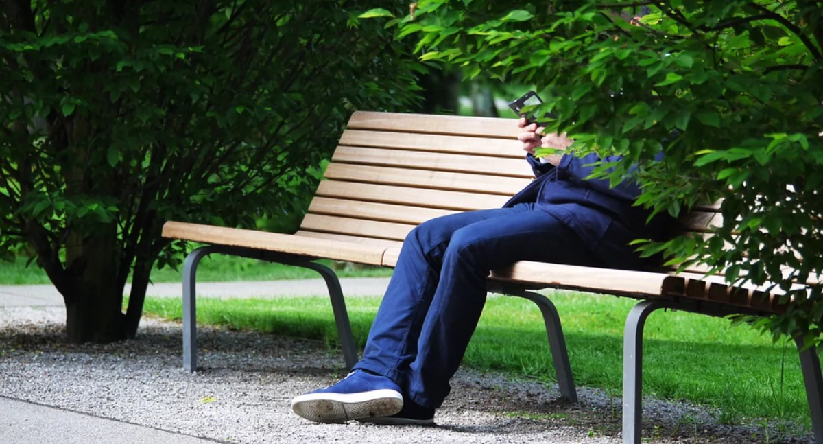 Polacy spędzają średnio 3 godziny dziennie w sieci. Niewielu ogranicza ten czas
