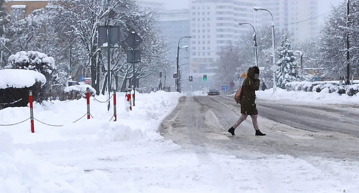 Na drogach będzie bardzo niebezpiecznie. Spadnie dużo śniegu i pojawi się gołoledź