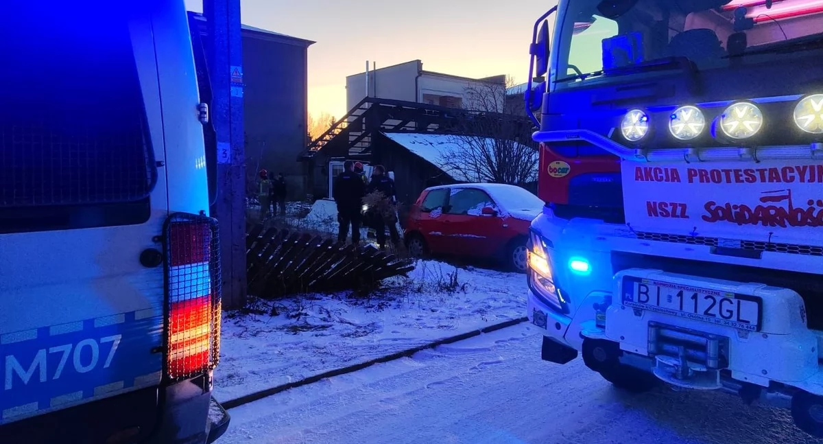 Dwaj mężczyźni zostali wyprowadzeni przez policjantów z zadymionego domu