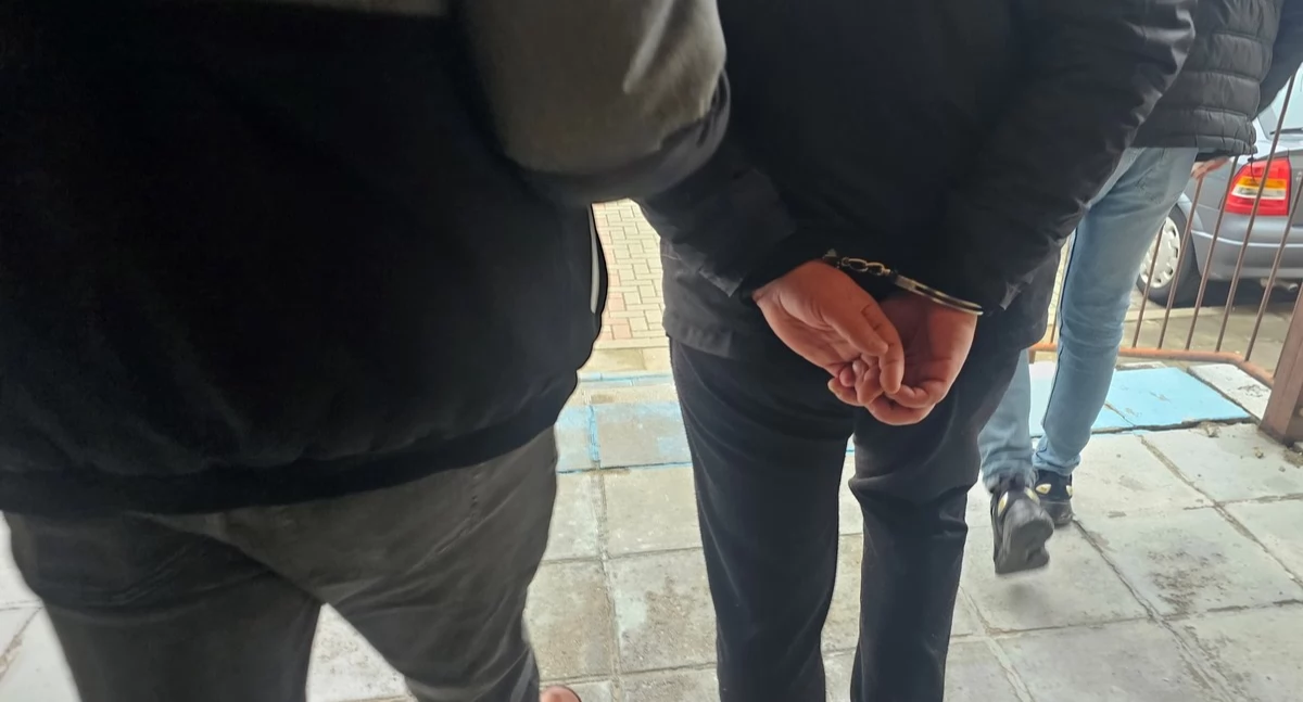 Mężczyznę z zadymionego pomieszczenia wprowadzili policjanci. Potem okazało się, że jest on poszukiwany