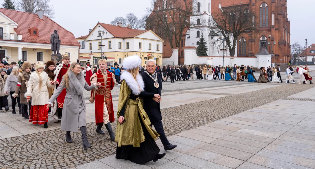 Maturzyści po raz 16. zatańczyli poloneza na Rynku Kościuszki