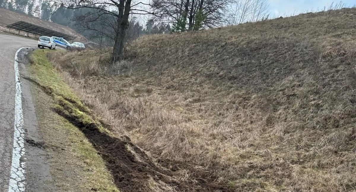 Jechał pijany z telefonem w ręce. To nie mogło skończyć się dobrze