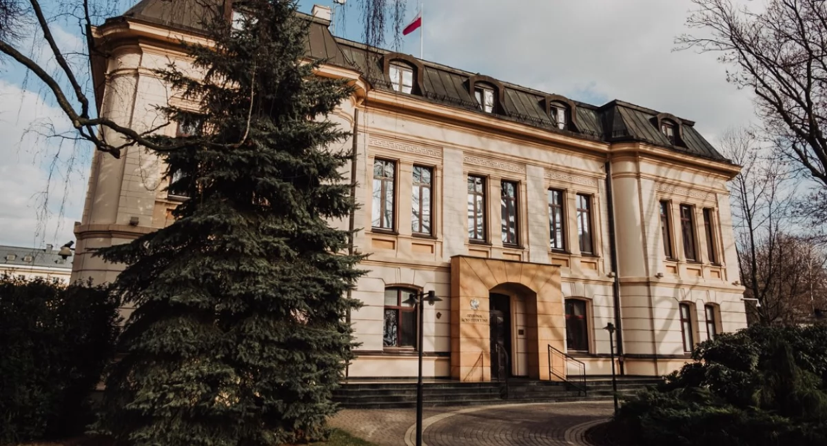 W Polsce realizowany jest zamach stanu. Prezes Trybunału Konstytucyjnego kieruje wniosek do prokuratury w sprawie najważniejszych polityków