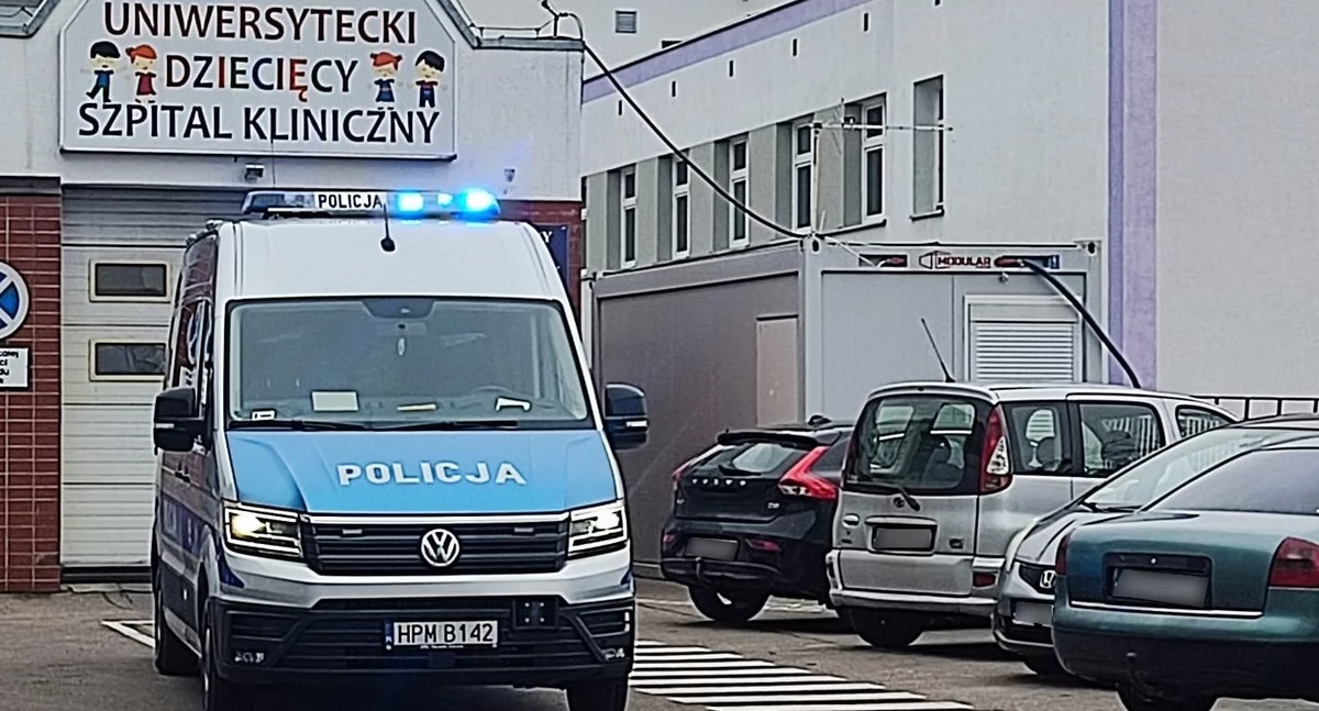 Policjanci pilotowali auto wiozące nieprzytomną dziewczynkę do szpitala