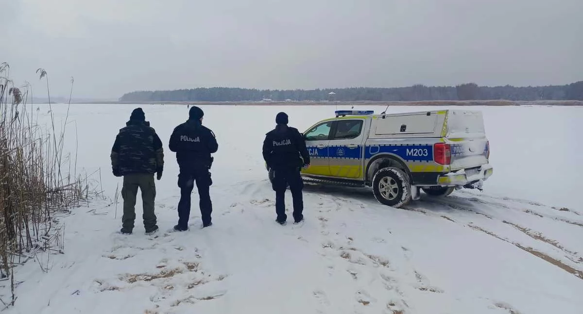 Nie wolno wchodzić na zamarznięte zbiorniki wodne. Policjanci ostrzegają