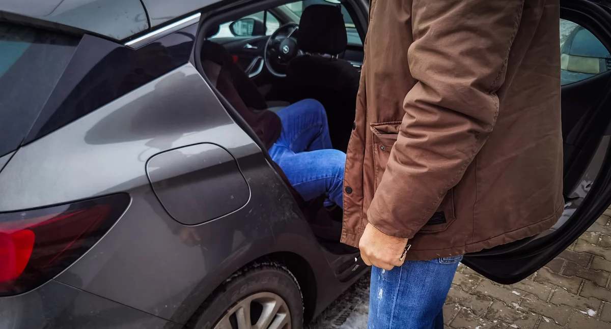 Zaczęło się od niepodświetlonej tablicy rejestracyjnej. Będą zarzuty za posiadanie narkotyków i rozpowszechnianie pornografii