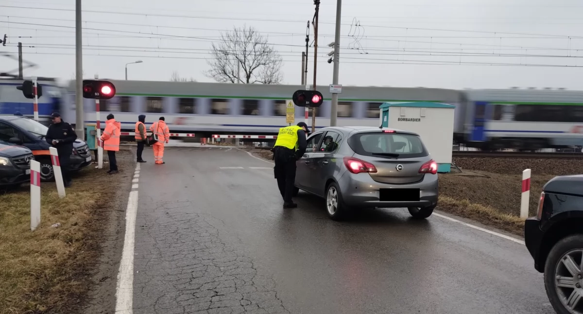 Utknąłeś na przejeździe kolejowym? Wyłam barierkę!